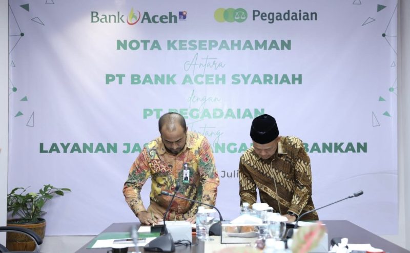 Plt. Direktur Utama Bank Aceh, Fadhil Ilyas, dan Chief of Transformation Office PT Pegadaian, Mulyono menandatangani Nota Kesepahaman (MoU) kerja sama di Bank Aceh Kantor Pusat Banda Aceh, Rabu 17/7/2024). Foto: Bank Aceh/NOA.co.id