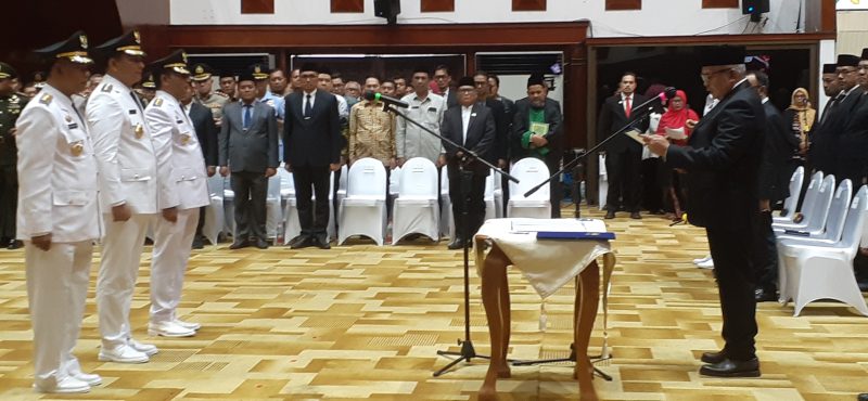 Penjabat (Pj) Gubernur, Aceh Bustami Hamzah (Pertama Kanan) memberikan pengarahan pada pelantikan Pj Bupati /Walikota di Anjong Mon Mata, Pendopo Gubernur, Kamis (18/7/2024). (NOA.co.id FOTO/Farid Ismullah)