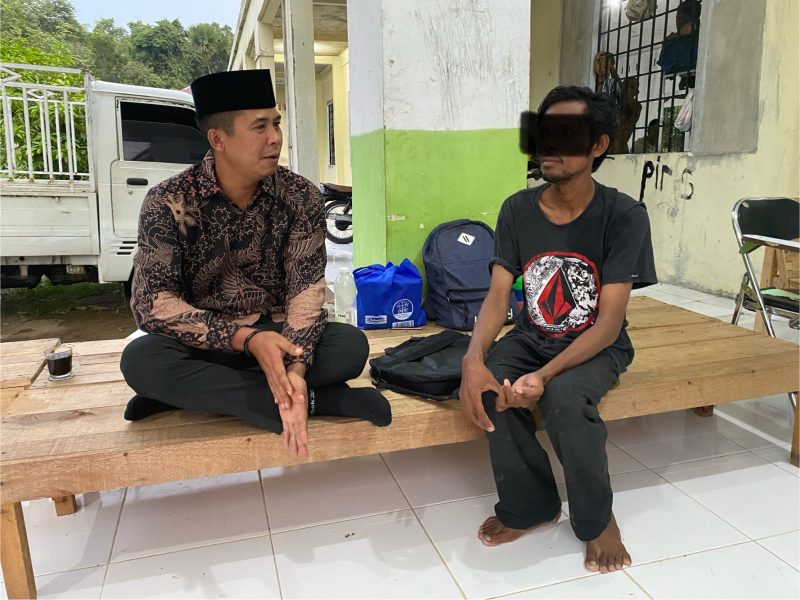 Kasatpol PP dan WH Lhokseumawe, Heri, saat bersama M di Balai Rehabilitasi Moral dan Akhlak. Foto: NOA.co.id