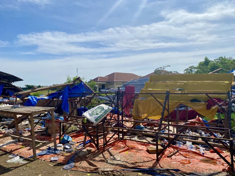 Bangunan rusak yang tertimpa pohon akibat angin kencang di Aceh Utara. Foto: NOA.co.id