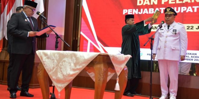 Pj. Gubernur Aceh, Bustami (Pertama Kiri) melakukan Pengambilan Sumpah Jabatan dan Pelantikan, T. Reza Fahlevi (Pertama Kanan) sebagai Pj. Bupati Simeulue, di Anjong Mon Mata, Banda Aceh, Senin, (22/7/2024).(Foto : Adpim Setda Aceh).