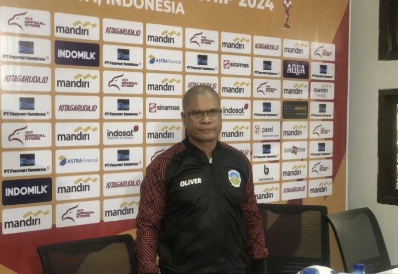 Pelatih Timnas Timor Leste U-19, Eduardo Pereira, berpose pada sesi jumpa pers setelah timnya kalah telak 2-6 dari Indonesia U-19 pada laga terakhir Grup A Piala AFF U-19 atau ASEAN U-19 Boys Championship di Stadion Gelora Bung Tomo, Surabaya, Selasa (23/7/2024). Foto: ANTARA.