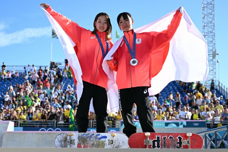 Peraih medali emas Coco Yoshizawa (kiri) dan rekannya yang memperoleh medali perak, Liz Akama, cabang skateboarding nomor street putri Olimpiade Paris 2024. Foto: Antara.