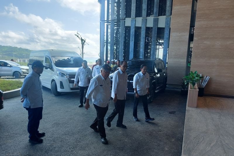 Sejumlah menteri tiba di lobi Kantor Kepresidenan IKN, Penajam Paser Utara, Kalimantan Timur. Foto: Antara