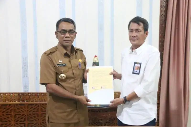 Pemerintah Kabupaten (Pemkab) Pidie menandatangani perjanjian ganti untung dengan Kementerian Pekerjaan Umum dan Perumahan Rakyat (PUPR) atas pengambilan aset untuk pembangunan jalan tol di wilayah tersebut. Foto: Humas Pemkab Pidie