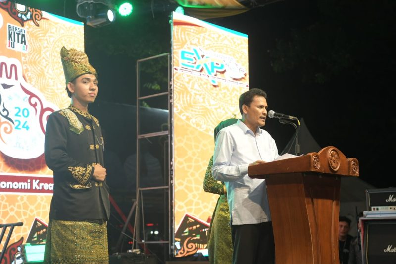 Asisten II Sekda Aceh, Zulkifli menutup  secara resmi kegiatan Expo UMKM Aceh 2024 di lapangan blang padang, Banda Aceh, 30/06/2024 (Foto: noa.co.id/FA)