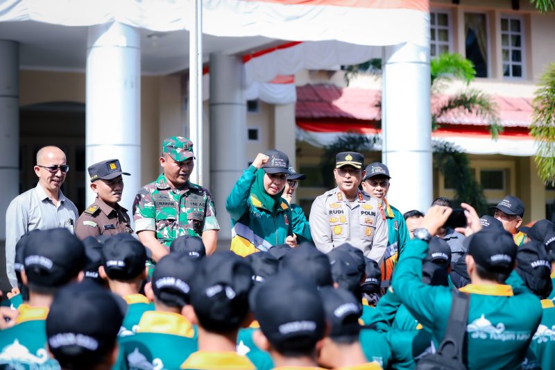 Penjabat Bupati Nagan Raya, Fitriany Farhas saat menghadiri pelepasan atlet POPDA Aceh ke XVII kontingen Nagan Raya yang digelar di Halaman Kantor Bupati Nagan Raya Kompleks Perkantoran Suka Makmue, Rabu (3/7/2024) (Foto: noa.co.id/Aprizal Munandar)