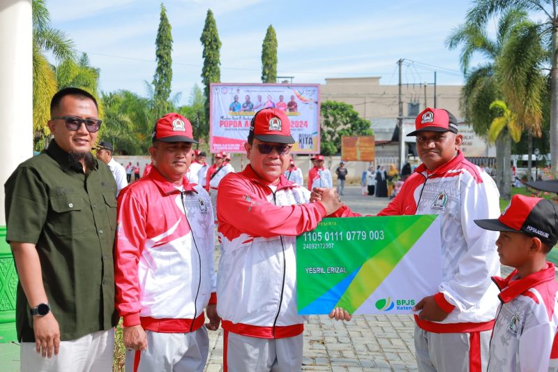 Pj Bupati, Drs Mahdi serahkan BPJS Ketenagakerjaan kepada atlet kontingen Aceh Barat untuk mengikuti Popda di Aceh Timur (Foto: noa.co.id/FA)