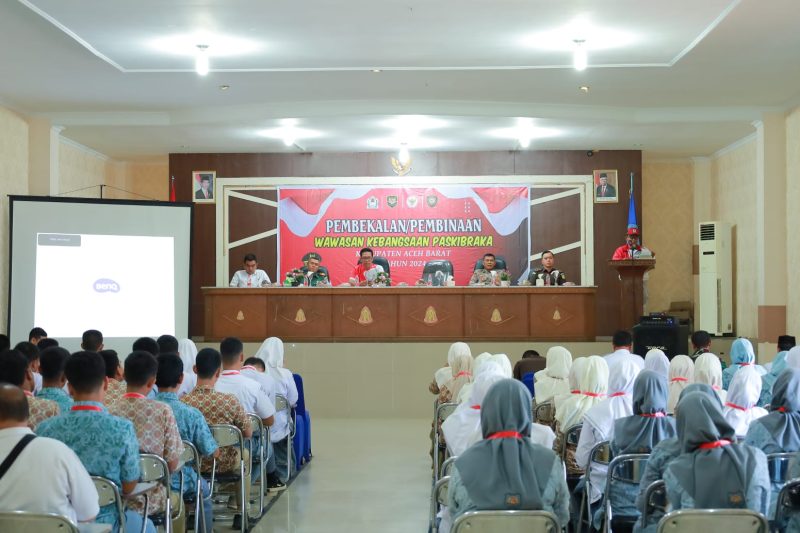 Badan Kesatuan Bangsa dan Politik (Kesbangpol) Aceh Barat saat melakukan pembekalan pembinaan wawasan kebangsaan bagi para anggota Paskibraka 2024 yang di laksanakan di Aula Gedung B Disdik Aceh Barat, Rabu (03/07/2024) (Foto: noa.co.id/FA)