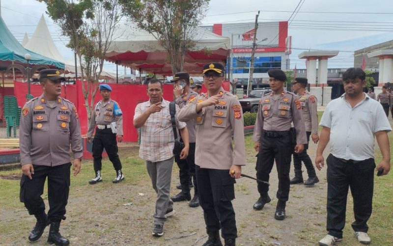 Kapolres Aceh Timur AKBP Nova Suryandaru, S.I.K. saat meninjau lokasi penghitungan surat suara ulang di Pendopo Peureulak dan Kantor Dinas Perhubungan Kabupaten Aceh Timur, Jum’at, (05/07/2024). Foto: Dedi Saputra/Noa.co.id