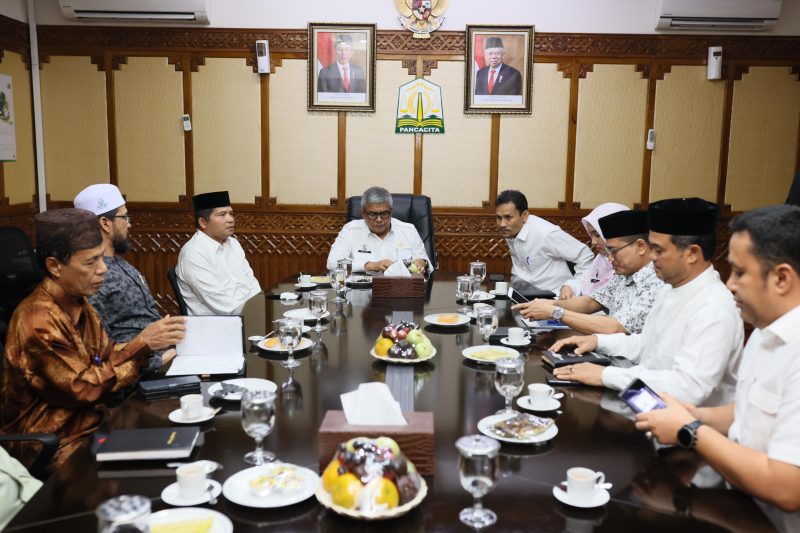 Pj Gubernur Aceh Bustami Menerima Audiensi Pimpinan MPU Aceh di Ruang kerja Gubernur Aceh , Jumat 5 /7/2024. Foto: Abdurrahman/Noa.co.id