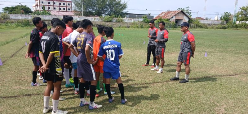 Tiga pelatih Tim sepak bola Popda Pidie, Reza Fandi,Muhajir dan Herman sedang memberi arahannya kepada para pemain, jelang laga perdana menghadapi Aceh Singkil, di Stadion Matang Rayeuk, Kecamatan Peudawa Kabupaten Aceh Timur, Jumat, (5/7/2024) (Foto Amiruddin).