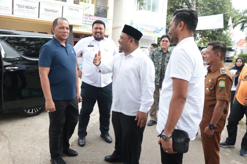 Sekda Aceh Besar Sulaimi menerima kunjungan kerja (Kunker) Direktur Jenderal Bina Pemerintah Desa La Ode Ahmad P. Bolombo ke Gampong Bueng Sidom, Kecamatan Blang Bintang, Kabupaten Aceh Besar, Jumat (5/7/2024). Foto: Hidayat S/Noa.co.id