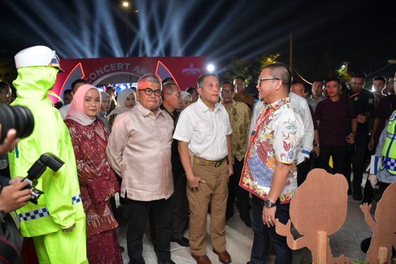 Pj. Gubernur Aceh, Bustami, SE. M Si bersama Forkompimda Aceh Menghadiri Acara Opening Ceremony Bhayangkara Fest 2024 sekaligus meninjau Stan di Taman Ratu Safiatuddin, Banda Aceh, Jumat Malam, (05/07/2024). Foto: Ist