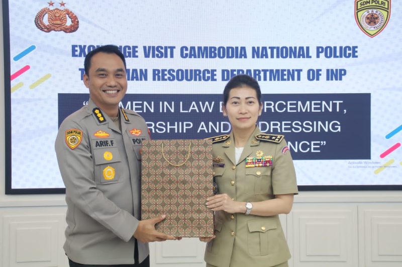 Pakor Polwan RI, Brigjen Dra. Desy Andriani menerima delegasi Kepolisian Kamboja yang dipimpin Pol. Lt. Gen. Ros Chansophea, Wakil Komisaris Jenderal Kepolisian Nasional Kamboja di SSDM Polri. Hidayat S/Noa.co.id