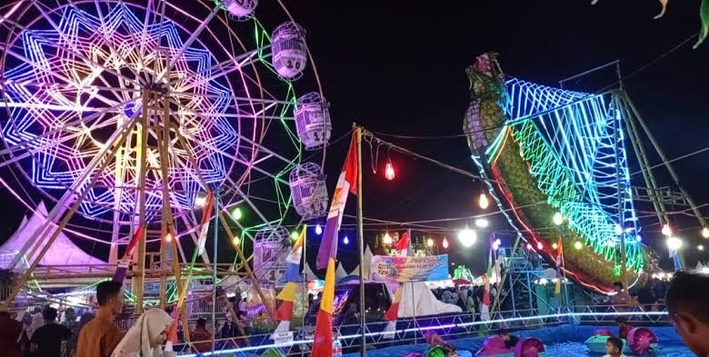 Bazar Permainan Di Lapangan Pusat Pemerintahan Aceh Timur Di Serbu Pengunjung.Foto. Dok. Dedi Saputra/NOA.Co.Id