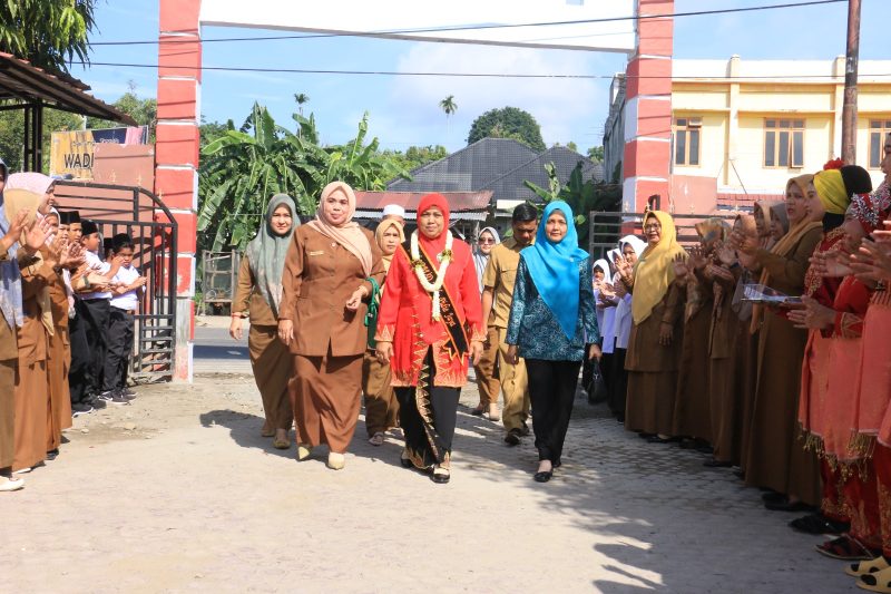 Bunda Paud Pidie Jaya Ny. Hj. Nurbaiti Jailani ( Baju Kebaya Merah ) menghadiri Pembukaan MPLS Peserta didik baru di SD N 1 Bandar Dua, (15/7/2024).(Foto|Muhammad Rissan/NOA.Co.id).