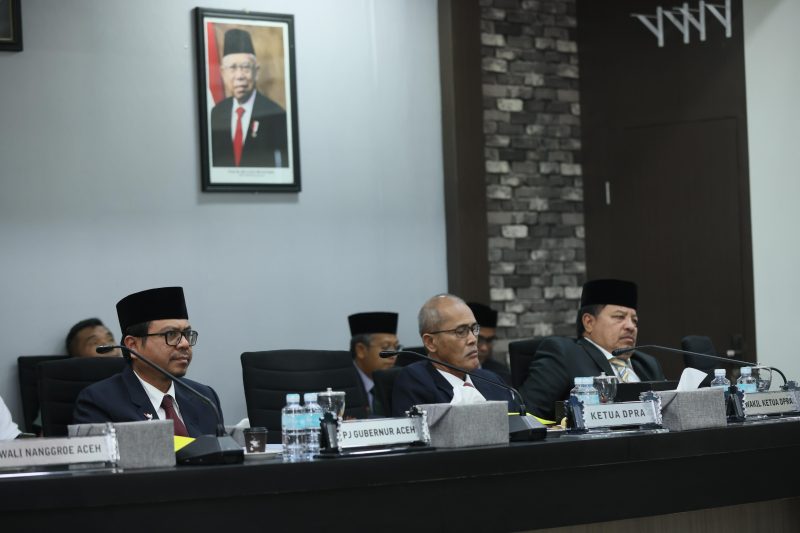 Pj Sekda Aceh Azwardi menyampaikan Pendapat Akhir Gubernur Aceh terhadap Rancangan Qanun Aceh tentang Pertanggungjawaban Pelaksanaan APBA Tahun Anggaran 2023, di ruang serbaguna DPR Aceh, 16 Juli 2024. Foto: Humas DPRA/NOA.co.id