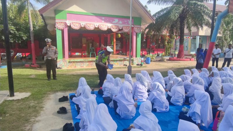 Hari Ke-5 Operasi Patuh Seulawah 2024, Satlantas Polres Aceh Timur Giatkan Imbauan Kepada Masyarakat Patuh Berlalulintas.Foto. Dok: Dedi Saputra/NOA.Co.Id