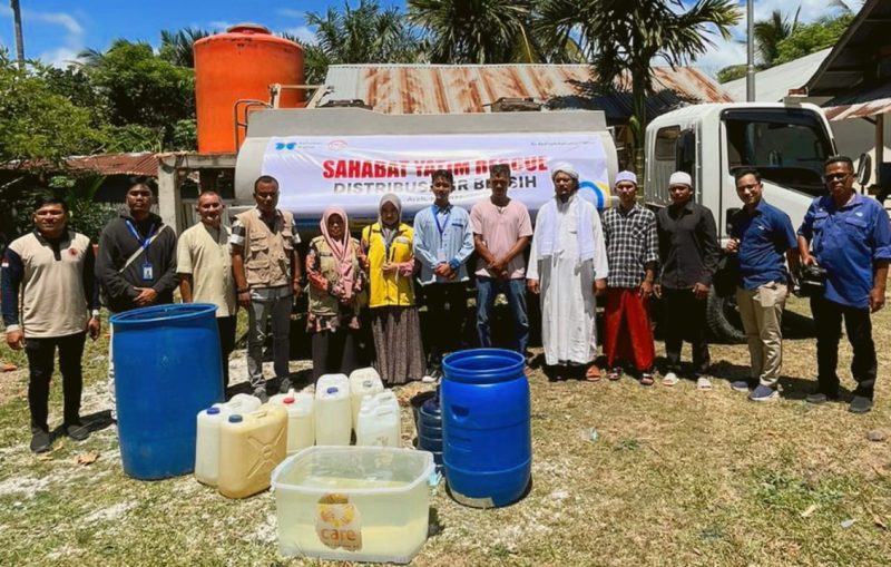 LAZNAS Sahabat Yatim Indonesia saat menyalurkan Air bersih ke Dayah Nurul A'la al-Asyi. Foto: Hidayat S/NOA.co.id