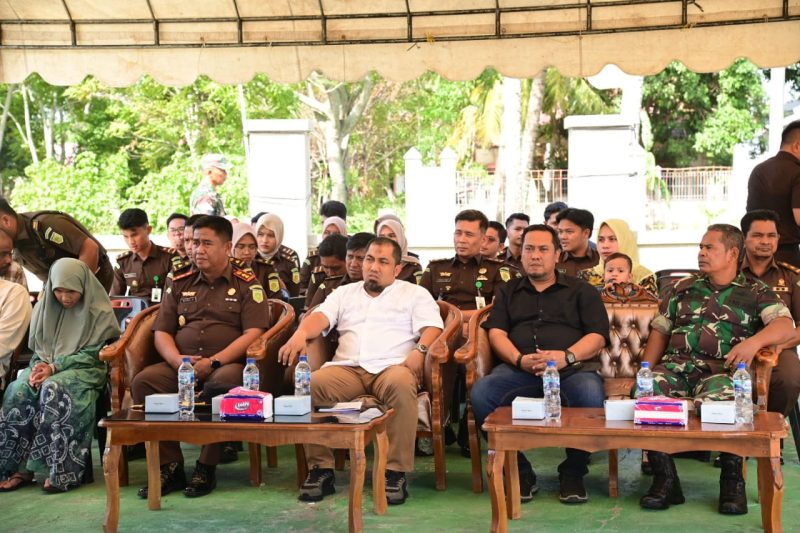 Penjabat (Pj) Bupati Aceh Besar Muhammad Iswanto SSTP MM bersama Kepala Kejaksaan Negeri (Kajari) Aceh Besar Basril G SH MH saat menghadiri peresmian sumur bor dan lampu penerangan di Gampong Meunasah Mesjid Lampuuk, Kecamatan Lhoknga, Aceh Besar, Jum'at (19/7/2024). Foto: MC Aceh Besar/NOA.co.id