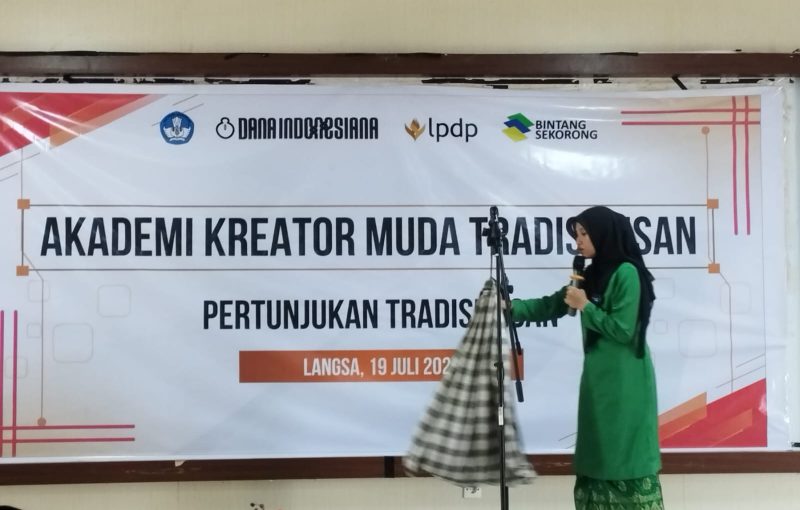 Pertunjukan tradisi lisan di Aula PGSD Universitas Samudra. Foto: Afrizal/NOA.co.id