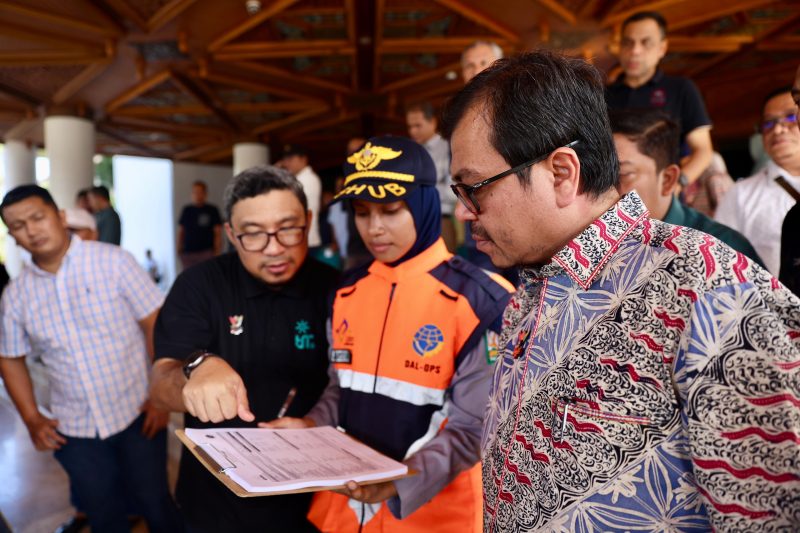 Pj Sekda Aceh Azwardi saat memimpin pemeriksaan fisik mobil dinas yang berlangsung di lingkungan Kantor Gubernur Aceh, Sabtu (20/7/2024). Foto: Humas Pemprov Aceh/NOA.co.id