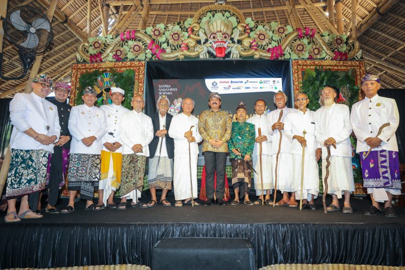 Menko Hadi saat menjadi pembicara kunci pada Pembukaan Festival Niti Raja Sasana - Tongkat Sastra Kepemimpinan Negeri, Ubud, Bali, Sabtu (20/7/2024).(NOA.co.id FOTO/HO/Humas Kemenko Polhukam).