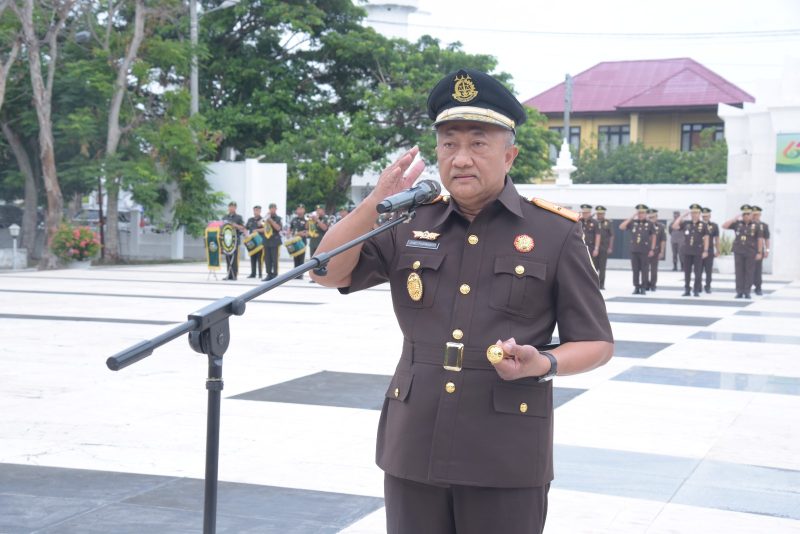 Kepala Kejaksaan Tinggi (Kajati) Aceh, Drs. Joko Purwanto, S.H, saat memimpin upacara memperingati Hari Bhakti Adhyaksa ke-64 dan Hari Ulang Tahun Ikatan Adhyaksa Dharma Karini (IAD) ke-24 tahun 2024. Foto: Kejati Aceh/NOA.co.id