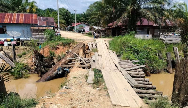 Kondisi jembatan desa Desa Sintuban Makmur, Aceh Singkil.(NOA.co.id/FOTO/HO)