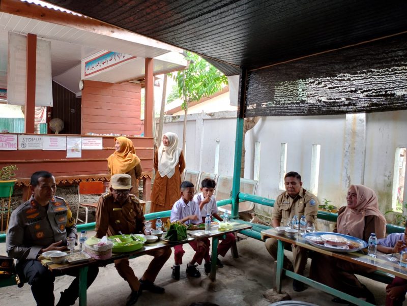 Pj Bupati Pidie Jaya , Ir. Jailani Beuramat saat meresmikan kantin kejujuran di SMP N 1 dan SD N 1 Bandar Baru. Foto: Muhammad Rissan/NOA.co.id