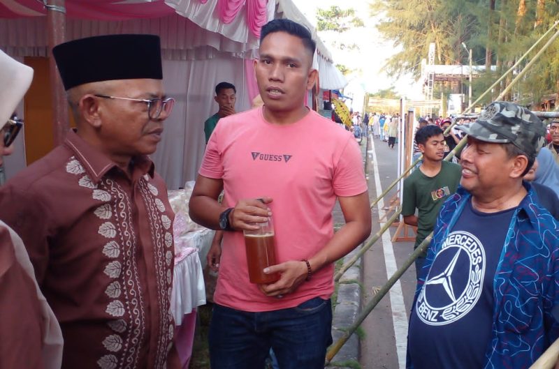 Ketua Ikatan Masyarakat Aceh Jaya (Ikajaya) Amal Hasan, SE, M.Si saat menghadiri dan mendampingi PJ Bupati Aceh Jaya Dr.A Murtala pada kegiatan pembukaan Piasan Raya dalam rangka HUT Aceh Jaya ke-22 dikawasan wisata Pantai Pasi Luah, kota Calang, Senin (21/7/2024). Foto: dok. NOA.co.id