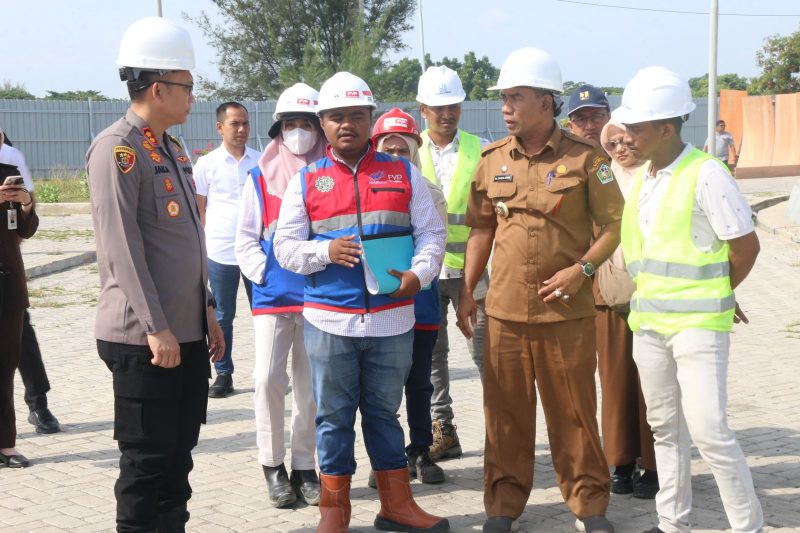 Pj Bupati Pidie, Samsul Azhar didampingi Forkopimda setempat saat meninjau venue PON XXI di Kabupaten Pidie, Selasa, (23/7/2024). Foto: dok. Amir Sagita/NOA.co.id