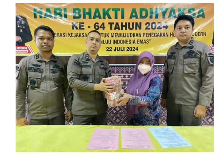 Penyerahan uang atas kerugian negara dalam perkara Tindak Pidana Korupsi Penyimpangan Penggunaan Dana Bantuan Operasional Sekolah (BOS) pada SMP Negeri 1 Bandar Dua Kabupaten Pidie Jaya Tahun Anggaran 2019 s.d dari tersangka HD ke tim Penyidik
Kejaksaan Negeri Pidie Jaya. Foto: Muhammad Rissan/NOA.co.id