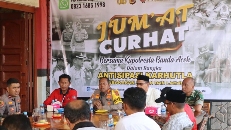 Wakapolresta Banda Aceh AKBP Satya Yudha Prakasa, menggelar kegiatan Program Jumat Curhat bersama unsur Forkopincam Peukan Bada, Aceh Besar bertemakan “Cegah Karhutla Selamatkan Dunia”. Foto: dok. Humas Polresta Banda Aceh. 