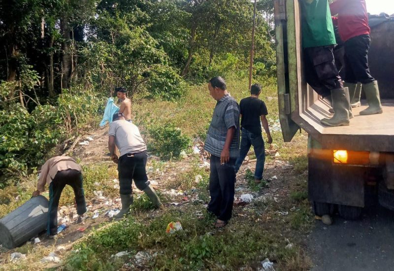 Tim Penanganan Sampah Dinas Lingkungan Hidup Aceh Besar sedang membersihkan area pembuangan sampah ilegal di Seunapet, Saree, Kecamatan Lembah Seulawah, Aceh Besar, Sabtu (27/07/2024). Foto: DLHK Aceh Besar