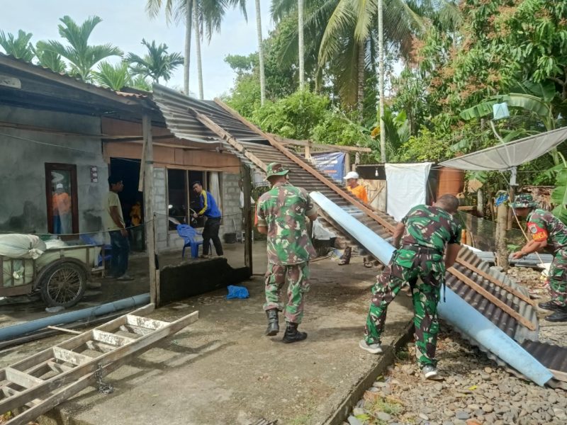 Personil TNI bantu evakuasi rumah warga terdampak angin kencang. (Foto. Teukunizar/NOA.co.id)