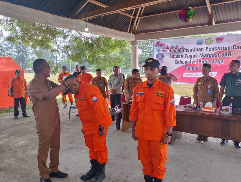 Satgas SAR Kabupaten Pidie Jaya saat mengelar pelatihan pertolongan pertama yang berlangsung di Komplek Pantai Islami Tringgadeng, Senin (29/7/2024). Foto: Muhammad Rissan/NOA.co.id