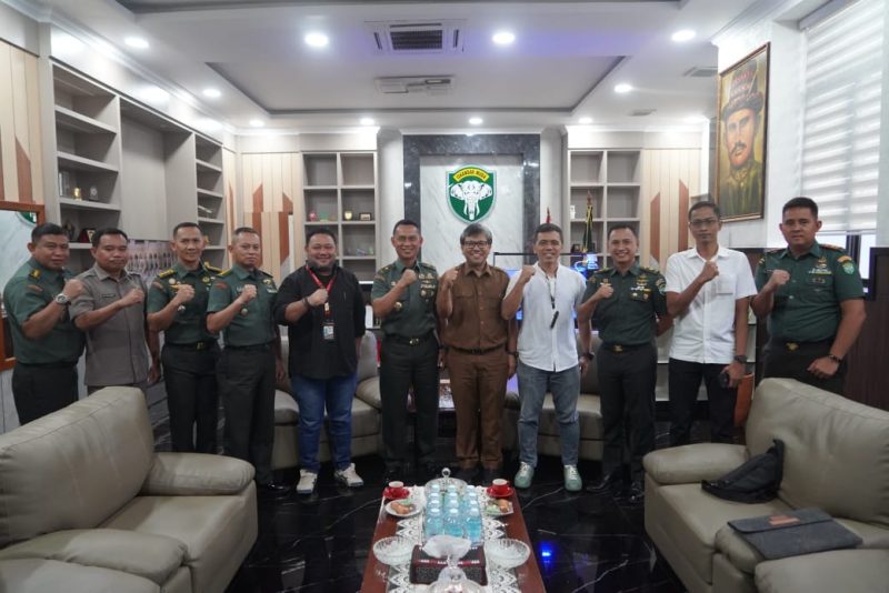 Kepala Staf Komando Daerah Militer Iskandar Muda (Kasdam IM) Brigjen TNI Ayi Supriatna, S.I.P., M.M., saat menerima Audiensi dari Tim Promosi dan Pemasaran Panitia Besar Pekan Olahraga Nasional (PB PON) XXI Aceh-Sumut 2024 Bapak Ramdhani, M.Bus., beserta tim yang berlangsung di Ruang Kerja Kasdam IM, Makodam IM pada Senin (29/04/24) siang. Foto: Humas Kodam IM