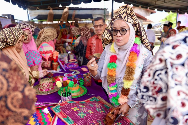 Pj Ketua Dekranasda Aceh Kunjungi Desa Kerajinan Toweren Antara. Foto: dok. Humas Prokopim Setda Aceh