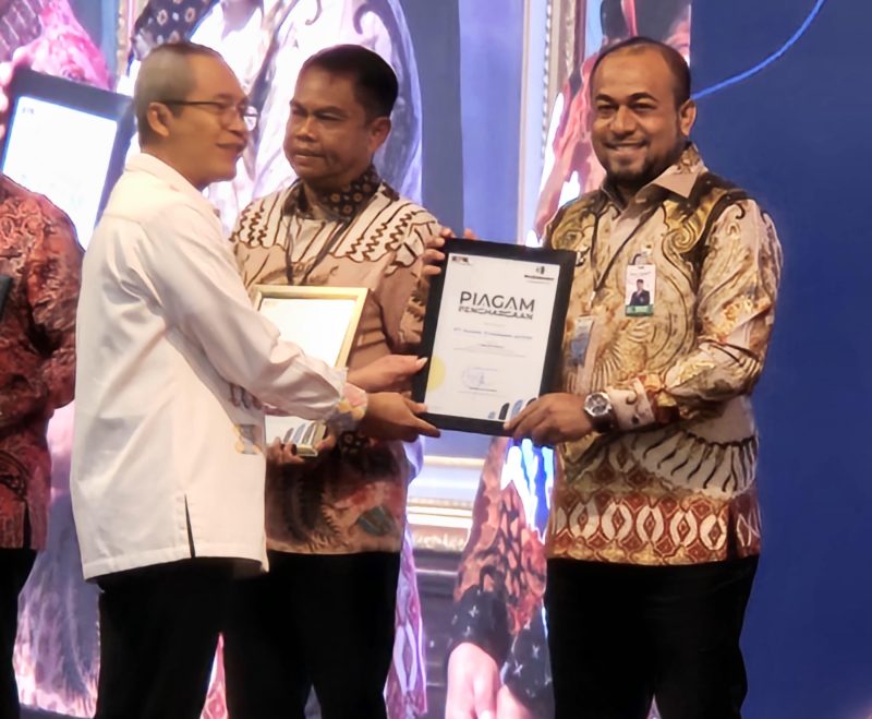 Pimpinan KPK, Alexander Marwata, AK., SH., MH., CFE menyerahkan penghargaan kepada kepada Plt. Dirut Bank Aceh, Fadhil Ilyas di Gedung Gradika Bhakti Praja, Semarang Jawa Tengah pada tanggal 11 Juli 2024. Foto: ist/NOA.co.id