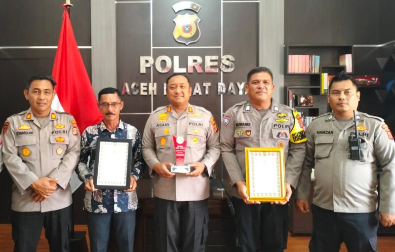 Kapolres Abdya, AKBP Agus Sulistianto diabadikan bersama Keuchik dan perwira tinggi Polres Abdya lainnya. (Foto. Teukunizar/NOA.co.id)