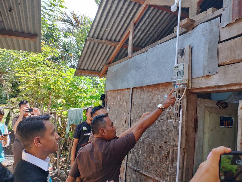 Kepala Kejaksaan Negeri Pidie Jaya Hedi Muchwanto, SH., MH. Melakukan penyalaan Meteran Listrik dirumah Muhammad Adam Warga Gampong Rhieng Mancang, Meureudu (15/7/2024)., (Foto|Muhammad Rissan/NOA.co.id).