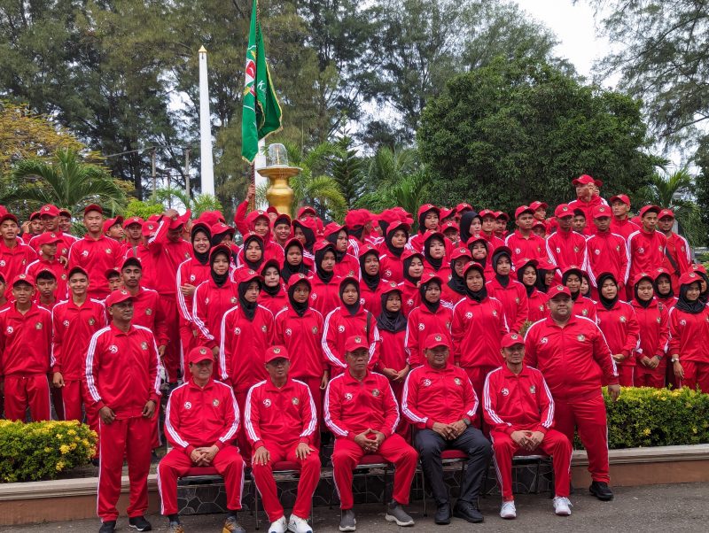 Tim Popda Pidie foto bersmaa Forkopimda setempat di halaman depan Pendopo Bupati Pidie saat pelepasan, Kamis, (4/7/2024). Foto: Amir Sagita/NOA.co.id