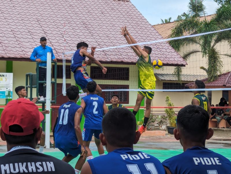 Para pemain Volly Putra Pidie saat melakukan smes dan dihadang pemain Aceh Utara pada laga perdana Popda Aceh ke XVII di lapangan SMA Negeri I IDI Aceh Timur, Minggu, (7/7)2024). : Foto: Amir Sagita/NOA.co.id