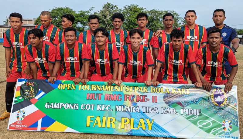 Para pemain Bintang Laot, Rawa Kecamatan Kota Sigli, foto bersama di lapangan Gampong Cot Kecamatan Muara Tiga Kabupaten Pidie, Sabtu, (27/7/2024). Foto: dok. Amir Sagita/NOA.co.id