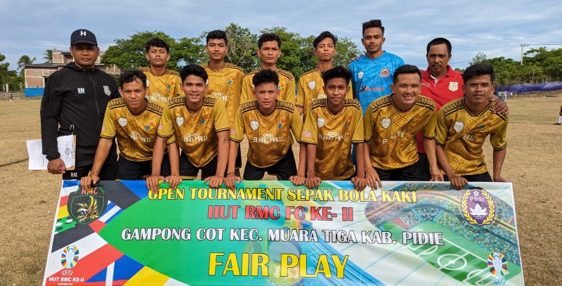 Foto bersama pemain Persimura Beureuneuen di lapangan Gampot Cot Kecamatan Muara Tiga, Kabupaten Pidie, dalam lanjutan Open Turnamen HUT RMC ke II, Senin, (30/7/2024). Foto: dok. Amir Sagita/NOA.co.id