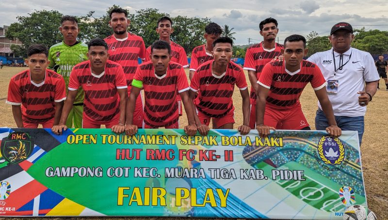 Pemain RMC foto bersama pada lanjutan Open Turnamen HUT RMC ke II di lapangan Gampong Cot, Kecamatan Muara Tiga, Kabupaten Pidie, Selasa, (30/7/2024). Foto: Amir Sagita/NOA.co.id