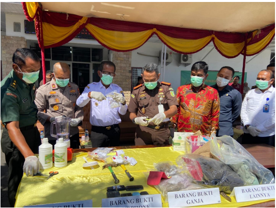 Pj. Bupati Pidie Jaya Ir. Jailani Beuramat ( tengah baju putih) ikut memusnahkan Barang Bukti di kantor Kejari Pidie Jaya , Meureudu, (3/7/2024). (Foto|Muhammad Rissan/NOA.co.id)