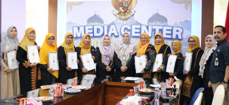 Kepala Dinas Kependudukan dan Pencatatan Sipil Kota Banda Aceh sedang melakukan foto bersama para kepala sekolah TK setelah melakukan Perjanjian Kerja Sama Ceria KIA. Foto: Abdurrahman/Noa.co.id